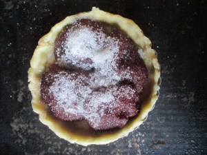 apple tart, uncooked, sprinkled with sugar