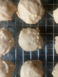 gingerbread on plate on cooling rack