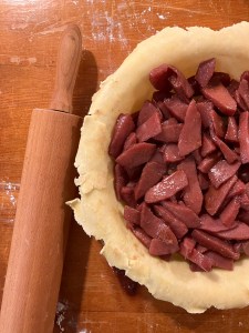 pie case filled with quinces in dish